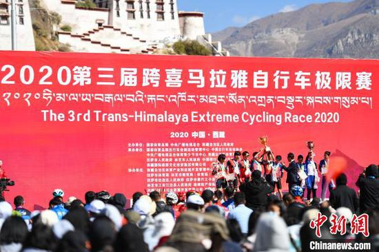  在布达拉宫广场举行的颁奖仪式。　何蓬磊 摄