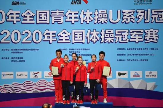 　　冠军广西队选手韦筱圆（右三）与亚军北京队选手唐茜靖（左二）、季军北京队选手王婧莹（右二）在颁奖仪式上与教练员合影。新华社记者张博文摄