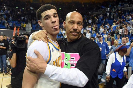 拉瓦尔·鲍尔和大儿子朗佐。