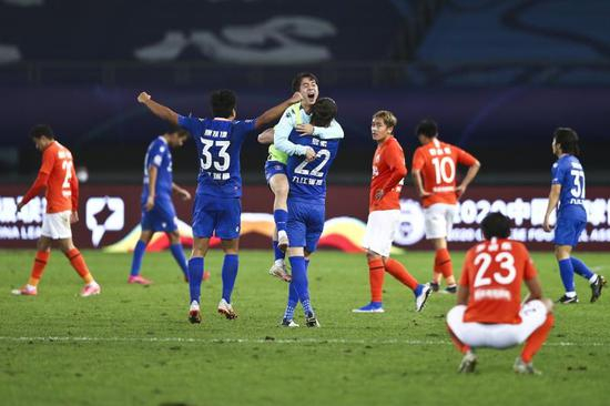 北京人和球员目送江西联盛保级成功