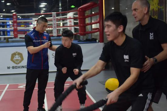王歆与外教指导训练，近处摇绳者为相志伟