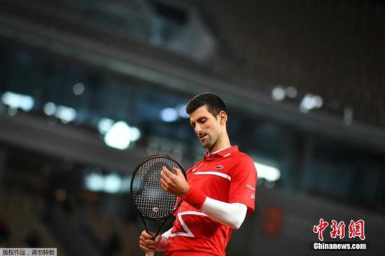 资料图：德约科维奇在比赛中。