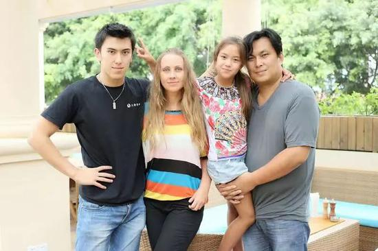 郭鹏翔一家四口