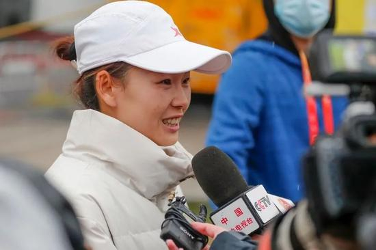 杨家玉接受记者采访