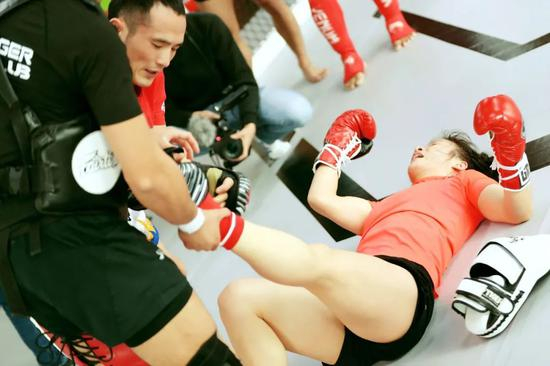 泰国教练为张伟丽拉伸