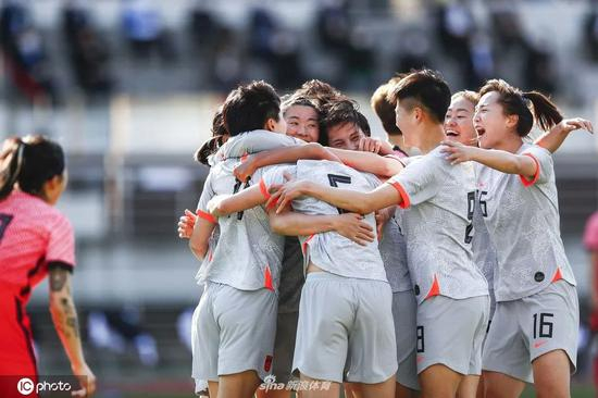 中国女足队员庆祝胜利