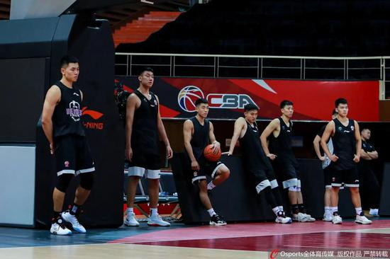 刘毅与山东男篮队友们