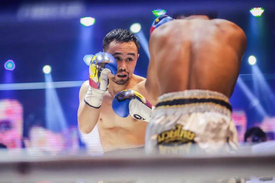 拳台上的张方勇