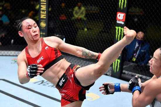 闫晓楠额头受伤