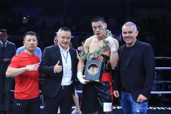 张兆鑫和刘刚以及门多萨合影