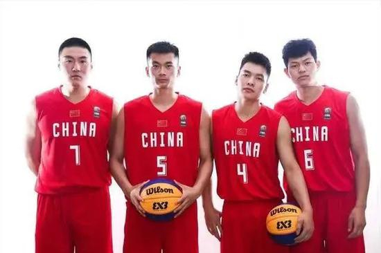 郑毅与国家队队友