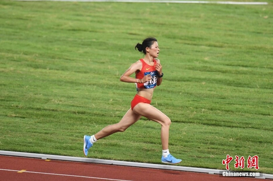 资料图：2018年8月25日，雅加达亚运会田径女子10000米决赛结束。中国选手张德顺以32分12秒78的成绩获得季军，并打破了个人最好成绩。图为张德顺比赛中。中新社记者 杨华峰 摄