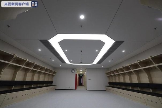 图|运动员更衣间内部（图片来源：央视新闻）