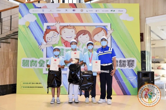 ▲桂林乐满地高尔夫俱乐部副总经理林志隆先生为男子B组乙组获奖球员颁奖