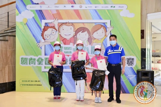 ▲朝向集团副总经理汪壮壮先生为女子B组乙组获奖球员颁奖