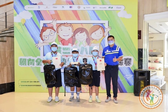 ▲朝向集团总经理张安之先生为男子C组获奖球员颁奖