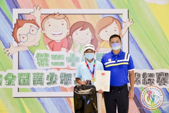 ▲朝向集团总经理张安之先生为男子B组甲组冠军颁奖