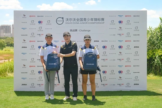 苏涛先生为“未来之星”奖获得者潘俊霖和刘宁月颁奖