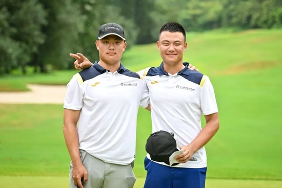 方泽乾（左）、方泽坤兄弟