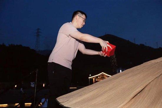仁怀酱香队陈梓健八段将高粱缓缓倒入粮仓