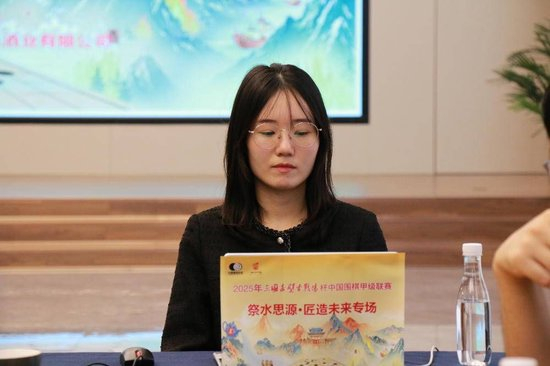 徐晶琦、曹承亚担任男子围甲比赛的裁判