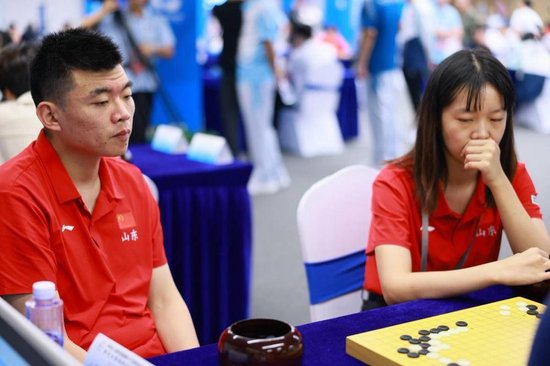  彭樂(lè)怡、王本東在比賽中