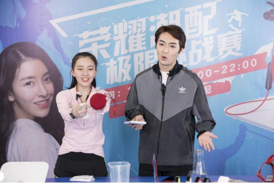 （主播往荣耀音乐小巨蛋上直接倒水，音乐依旧播放正常）