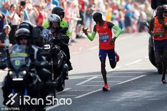 20公里补给点也出了差错，迫使他停下大约5秒钟。