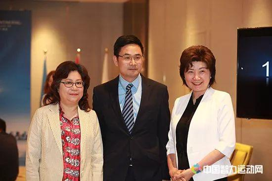  单霞丽和重庆棋院院长柯萍（右）在一起