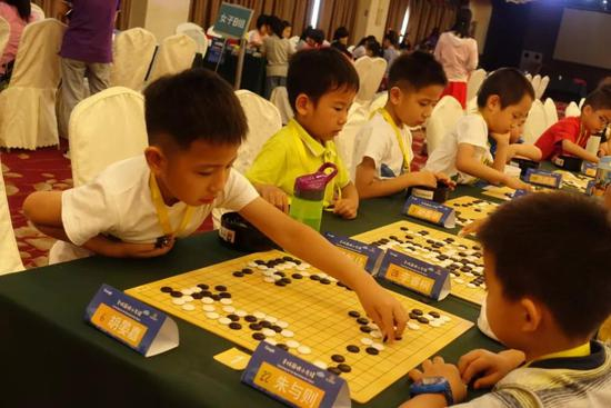 围棋已有是上千年的悠久历史，流传至今仍然经久不衰，被人看做是中华瑰宝。