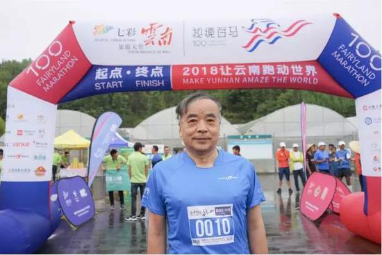 △ |&nbsp;出发前刘亚洲将军在起跑拱门前留影