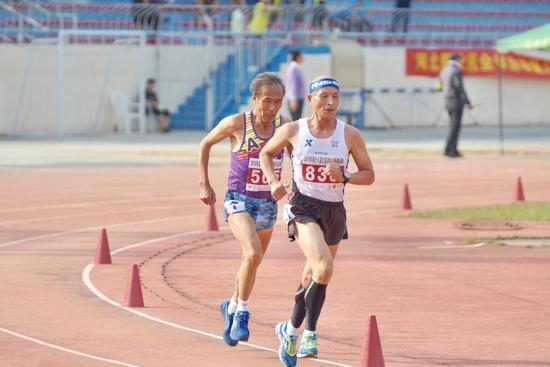 黄财富和张民毅（左）展开激烈竞争。