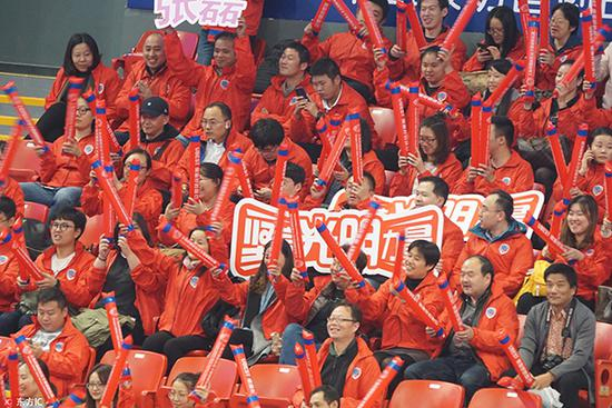 上海女排3-2江苏女排。场边球迷。东方IC 图