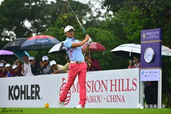 王宝强参加2014年观澜湖明星赛挥杆瞬间