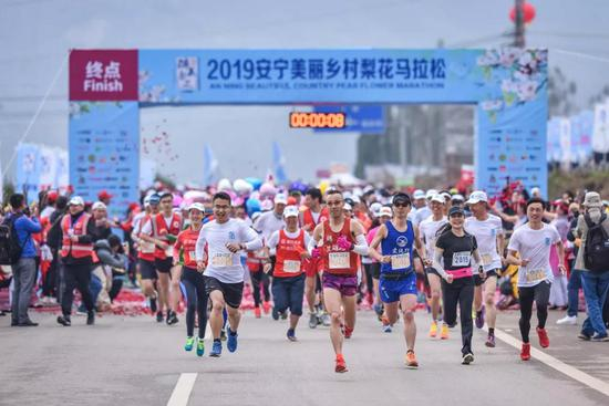 11国选手安宁跑步赏梨花