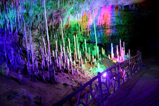 桑梓遍地有蟠螭，只缘龙殿在山中。