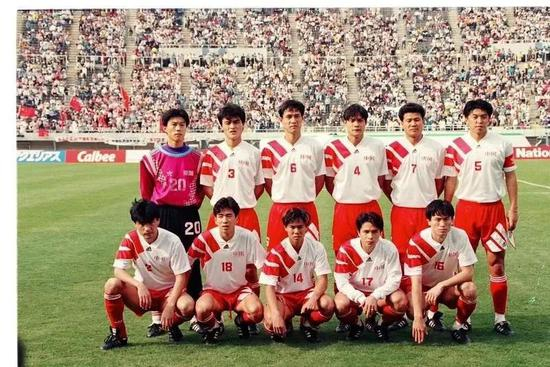  ▲1994年广岛亚运会决赛，三位广东国脚区楚良（后排左一）、彭伟国（前排右二）和胡志军（前排中）首发。