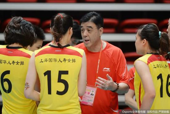 张立明为队员们讲解战术