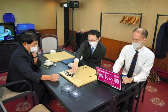 研究室里的小林光一名誉名人和河野临九段，以及在幽玄之间担任解说的金秀俊九段