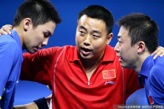 雅典奥运会上刘国梁为马琳陈玘加油