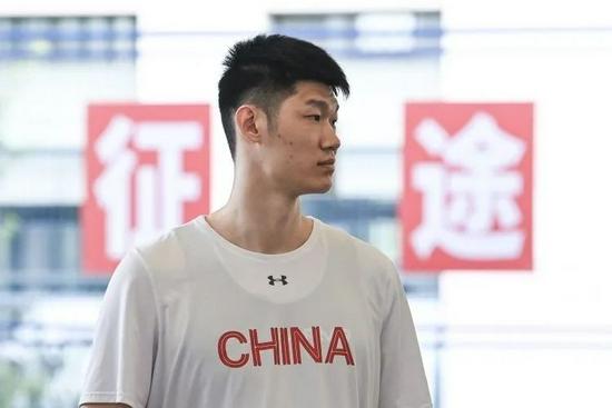 代表三人男篮出战奥运的胡金秋