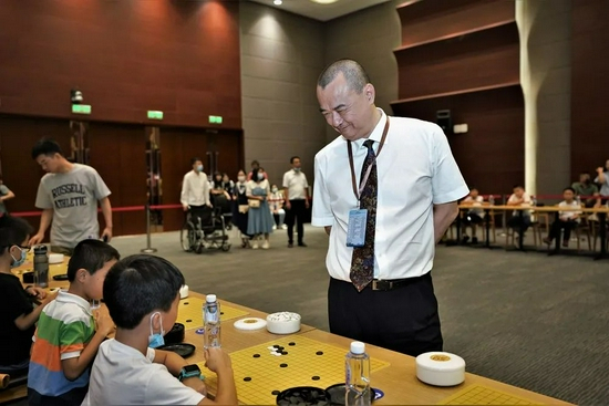 王元指导小朋友