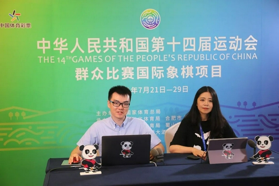 徐译（左）和刘瑶（右）在讲棋中。