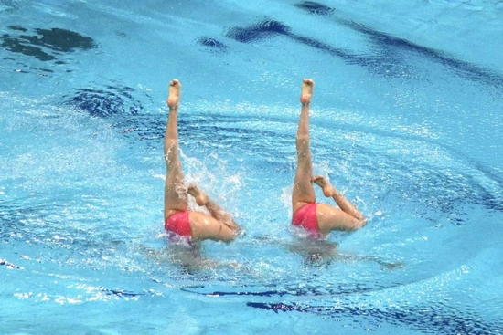 泳池中的姐妹花