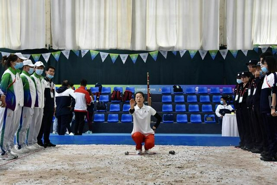 世界冠军、全运会冠军王杨（中）在现场教学