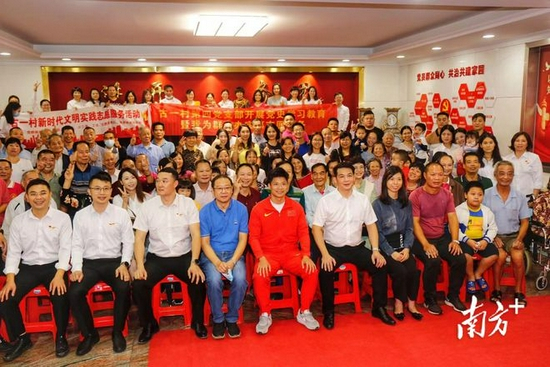 苏炳添为家乡长者发慰问金。 南方+ 叶志文 拍摄