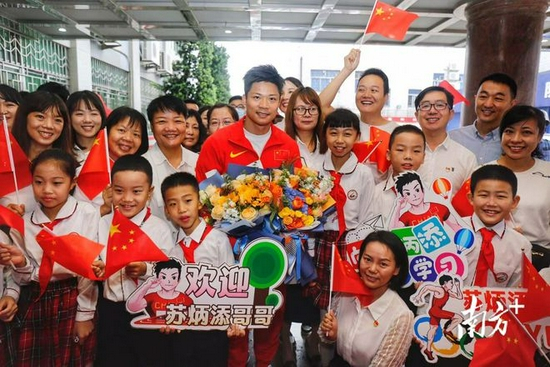 苏炳添为家乡长者发慰问金。 南方+ 叶志文 拍摄