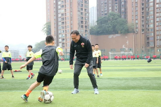 国内名帅沈祥福在重庆为深圳足球挖掘青少年人才。