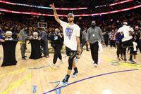 库里荣膺首位西决MVP 被队友高高举起疯狂庆祝