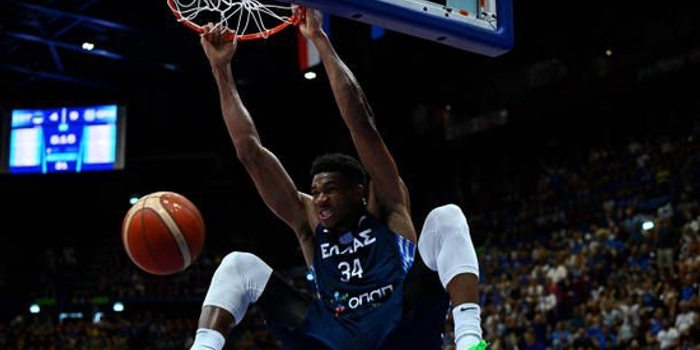 字母哥冲击内线对抗杜兰特外线冷箭三分雨